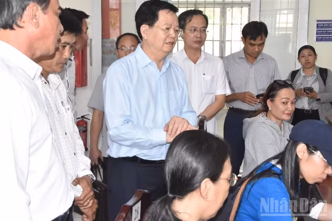Đồng chí Mai Văn Chính cùng đoàn công tác kiểm tra tại Trung tâm phục vụ Hành chính công phường Đạo Thạnh (tỉnh Đồng Tháp).