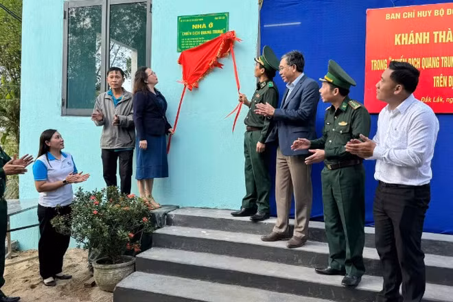 Thiếu tướng Vũ Quốc Ân, Phó Chính ủy Bộ đội Biên phòng cùng đại diện chính quyền địa phương kéo băng khánh thành nhà ở tặng gia đình ông Huỳnh Ngọc Thuyền, trú tại thôn Hiệp Đồng, xã Hòa Xuân.