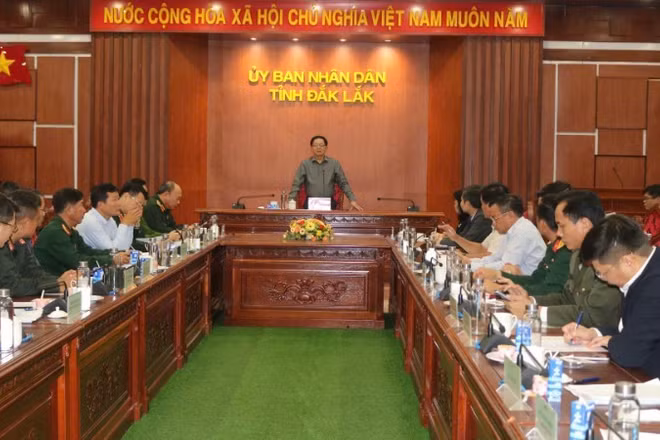 Phó Thủ tướng Chính phủ Hồ Quốc Dũng cùng Đoàn công tác của Chính phủ đã có buổi làm việc với tỉnh Đắk Lắk về tình hình khắc phục hậu quả thiên tai, tiến độ thực hiện “Chiến dịch Quang Trung”. (Ảnh: Thủy Loan)