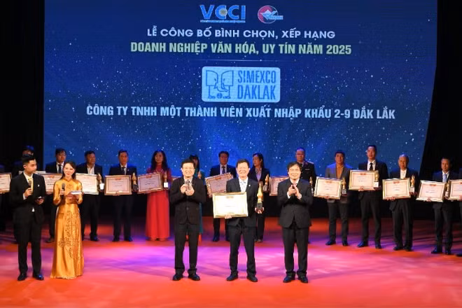 Ban tổ chức chương trình trao giải thưởng Doanh nghiệp Văn hóa, uy tín năm 2025 cho đại diện lãnh đạo Simexco Daklak.
