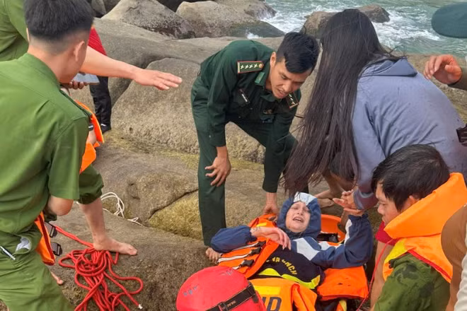 Lực lượng Biên phòng phối hợp các lực lượng khẩn trương tổ chức sơ cứu, đưa nạn nhân bị nạn bảo đảm an toàn để chuyển đến cơ sở y tế.