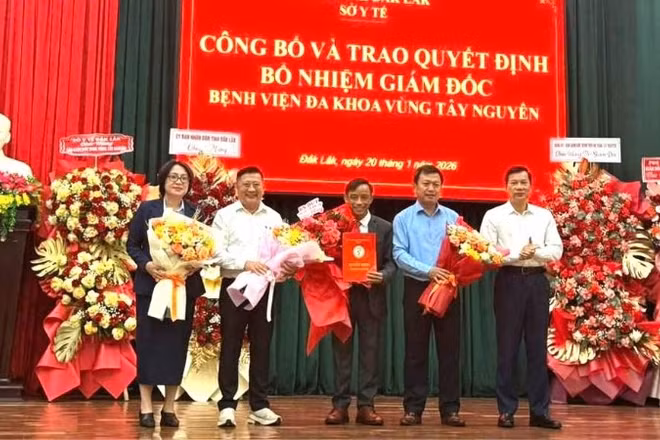 Lãnh đạo Sở Y tế tỉnh Đắk Lắk trao quyết định của Giám đốc Sở Y tế bổ nhiệm bác sĩ Trịnh Hồng Nhựt giữ chức Giám đốc Bệnh viện đa khoa vùng Tây Nguyên.
