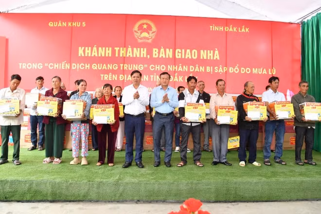 Các đồng chí lãnh đạo tỉnh Đắk Lắk bàn giao nhà trong "Chiến dịch Quang Trung" và tặng quà cho người dân vùng lũ.