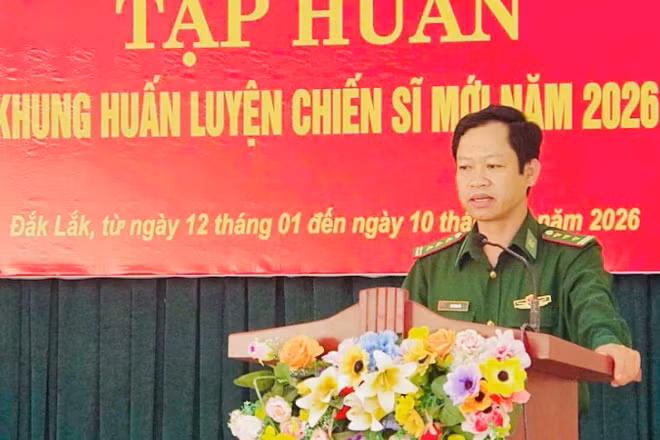 Thượng tá Bùi Minh Hải, Phó Tham mưu trưởng Bộ đội Biên phòng tỉnh Đắk Lắk phát biểu khai mạc tập huấn.