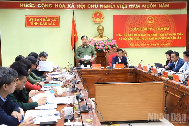 Thượng tướng Lê Tấn Tới, Trưởng Đoàn kiểm tra, giám sát của Tiểu ban bảo đảm an ninh, trật tự và an toàn xã hội, Hội đồng Bầu cử quốc gia, phát biểu tại buổi làm việc.