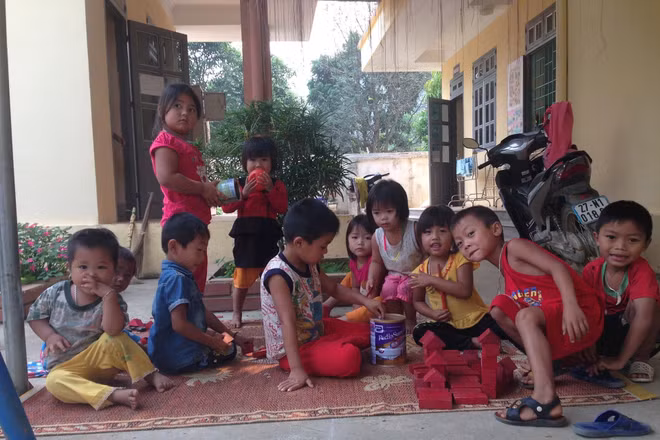 Ở nhiều trường học vùng núi phía bắc còn thiếu nhân viên y tế trong trường học. (Ảnh DIÊN KHÁNH)