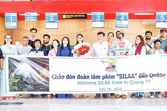 Sở Văn hóa-Thể thao và Du lịch tỉnh Quảng Trị đón đoàn làm phim Silaa tại Cảng hàng không Đồng Hới. 