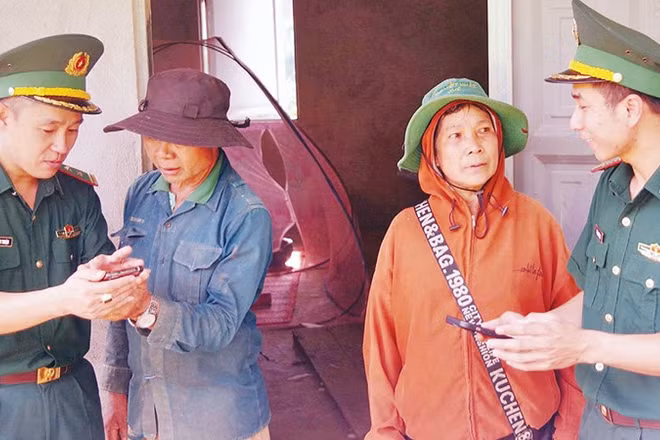 Cán bộ các đồn biên phòng khu vực biên giới đất liền phía tây Lâm Đồng đến tận nhà dân để tuyên truyền, phổ biến pháp luật (Ảnh NGUYỄN NAM) 