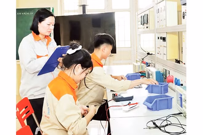 Trong giờ học tại Trường cao đẳng nghề Kỹ thuật công nghệ, xã Phúc Thịnh, Thành phố Hà Nội (Ảnh KTCN) 