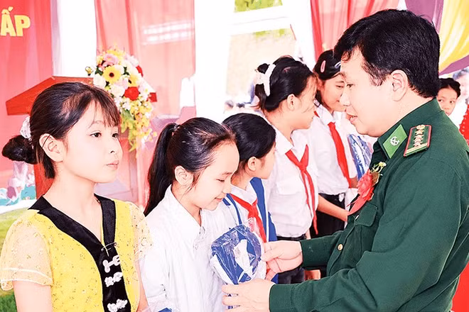 Lãnh đạo Ban Chỉ huy Bộ đội Biên phòng tỉnh Nghệ An trao quà tặng các học sinh vùng biên. 