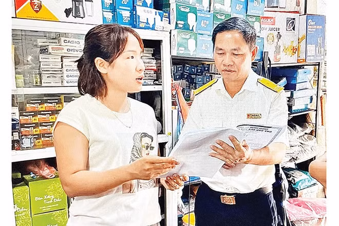 Cán bộ thuế tỉnh Thái Nguyên tuyên truyền, vận động, hướng dẫn hộ kinh doanh thành lập doanh nghiệp. 
