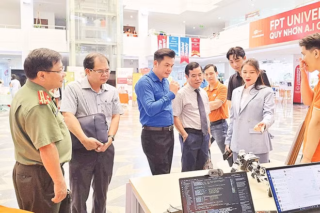 Các đại biểu tìm hiểu điều khiển mô hình robot bằng AI. 