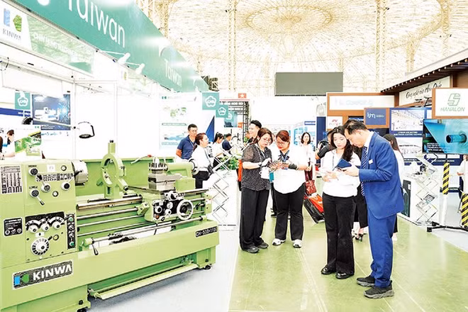Các doanh nghiệp trong nước và nước ngoài trao đổi thông tin, cơ hội hợp tác tại Triển lãm Quốc tế về Cơ khí chính xác và sản xuất chế tạo MTA Hanoi 2026. 