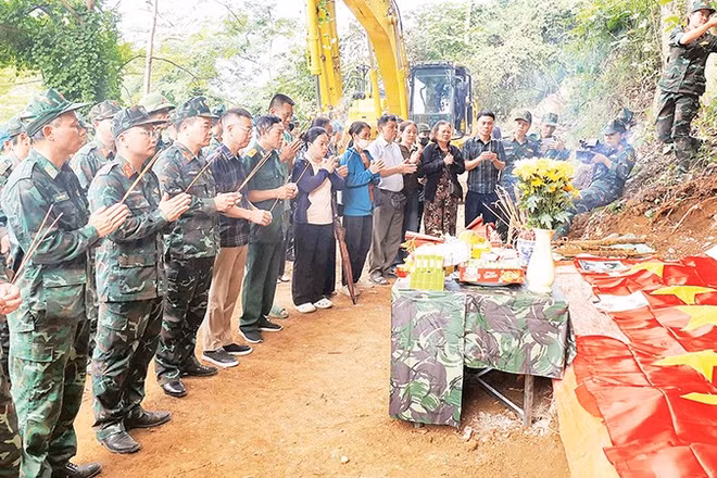 Bộ Chỉ huy quân sự tỉnh Tuyên Quang, chính quyền địa phương và gia đình liệt sĩ thắp hương, tưởng nhớ các Anh hùng liệt sĩ được tìm thấy tại bình độ 300, thôn Giang Nam, xã Thanh Thủy. 
