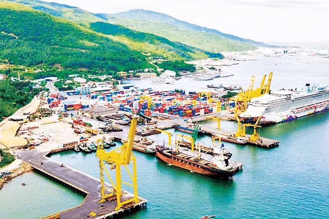 Cảng nước sâu Chân Mây thuộc Khu kinh tế Chân Mây-Lăng Cô là không gian phát triển công nghiệp, đô thị, du lịch, logistics cho Huế. 