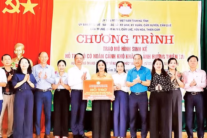 Lãnh đạo tỉnh Hà Tĩnh trao biểu trưng hỗ trợ mô hình sinh kế cho người dân (Ảnh NGÔ TUẤN) 