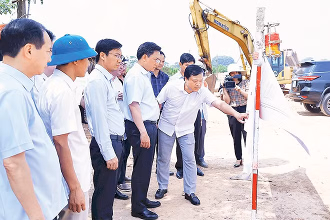 Lãnh đạo tỉnh Phú Thọ kiểm tra việc triển khai Dự án đường song song đường sắt đoạn Vĩnh Yên-Việt Trì. 