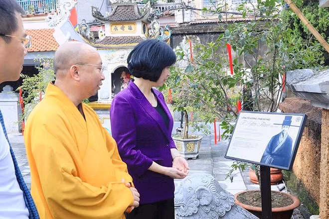 Đại diện Hội đồng nhân dân Thành phố Hà Nội nghe giới thiệu về công lao, đóng góp của danh nhân Tô Hiến Thành tại đền Văn Hiến, nơi thờ phụng ông tại xã Ô Diên, Hà Nội (Ảnh KL) 