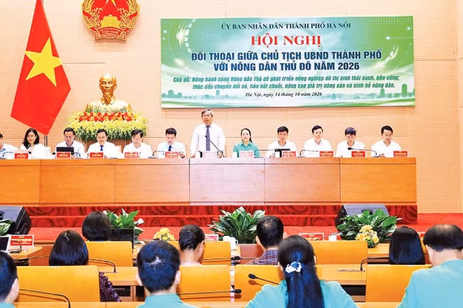 Đại diện Ủy ban nhân dân thành phố Hà Nội tại cuộc đối thoại với nông dân Thủ đô (Ảnh VIẾT THÀNH) 