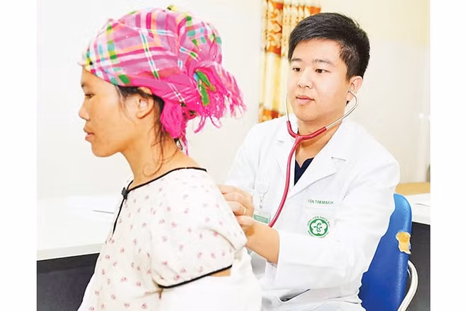 Bác sĩ Đỗ Doãn Bách tư vấn, khám bệnh cho người dân (Ảnh NVCC) 