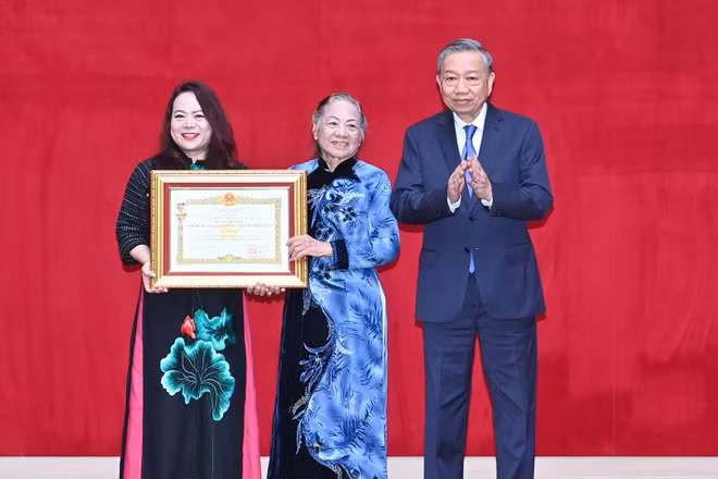 Tổng Bí thư Tô Lâm trao Danh hiệu Anh hùng lực lượng vũ trang nhân dân thời kỳ kháng chiến chống Mỹ, cứu nước cho đại diện gia đình đồng chí Bộ trưởng, Thượng tướng Bùi Thiện Ngộ.