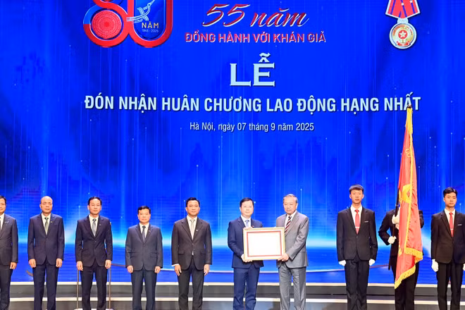 Tổng Bí thư Tô Lâm trao Huân chương Lao động hạng Nhất tặng Đài Truyền hình Việt Nam.