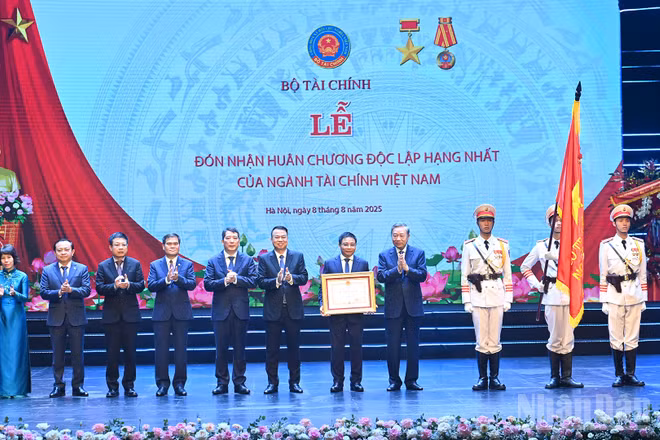 Tổng Bí thư Tô Lâm trao Huân chương Độc lập hạng Nhất tặng ngành tài chính. (Ảnh ĐĂNG KHOA)