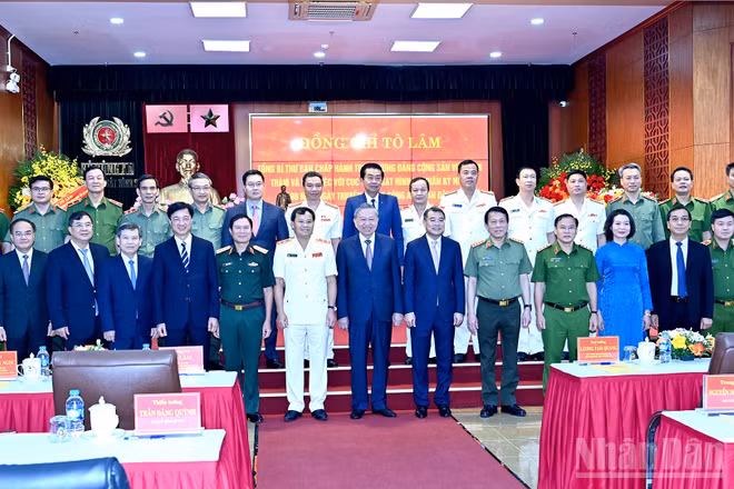 Tổng Bí thư Tô Lâm và các đồng chí lãnh đạo Đảng, Nhà nước và cán bộ Cục Cảnh sát hình sự. 