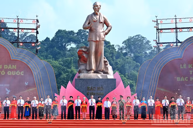 Tổng Bí thư Tô Lâm và các đồng chí lãnh đạo Đảng, Nhà nước thực hiện nghi thức khánh thành Tượng đài “Bác Hồ ở Tân Trào” tại xã Tân Trào, tỉnh Tuyên Quang. (Ảnh: ĐĂNG KHOA) 