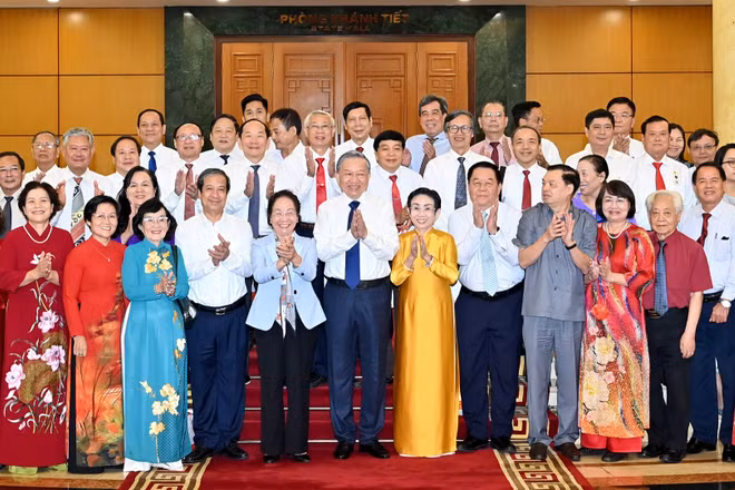Tổng Bí thư Tô Lâm với Ban Thường vụ Trung ương Hội Khuyến học Việt Nam và các đại biểu.