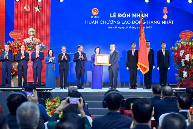 Tổng Bí thư Tô Lâm trao Huân chương Lao động hạng Nhất tặng Bộ Nội vụ.