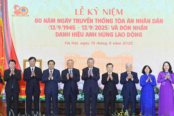 Tổng Bí thư Tô Lâm và các đồng chí lãnh đạo Đảng, Nhà nước dự Lễ kỷ niệm 80 năm Ngày truyền thống Tòa án nhân dân.