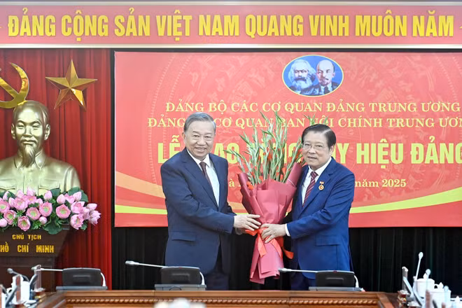 Tổng Bí thư Tô Lâm trao Huy hiệu 45 năm tuổi Đảng và tặng hoa chúc mừng đồng chí Phan Đình Trạc, Ủy viên Bộ Chính trị, Bí thư Trung ương Đảng, Trưởng Ban Nội chính Trung ương.