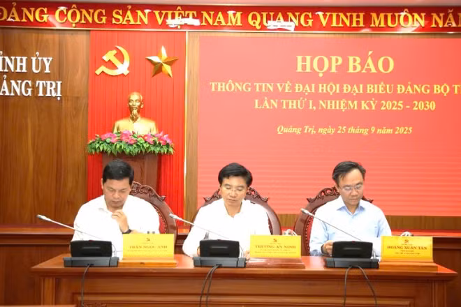 Các đồng chí lãnh đạo tỉnh Quảng Trị chủ trì buổi họp báo.