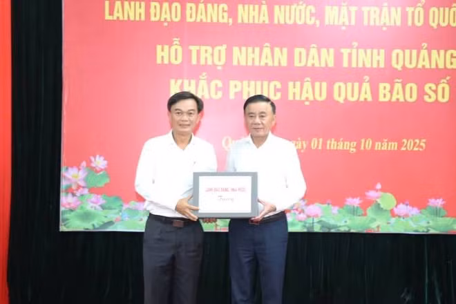 Đồng chí Trần Cẩm Tú tặng quà của lãnh đạo Đảng, Nhà nước cho tỉnh Quảng Trị.