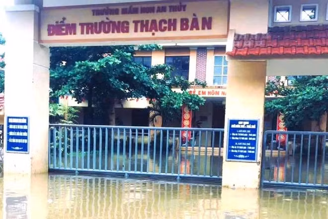 Điểm trường mầm non ở xã Lệ Thủy, tỉnh Quảng Trị bị ngập sâu trong nước.