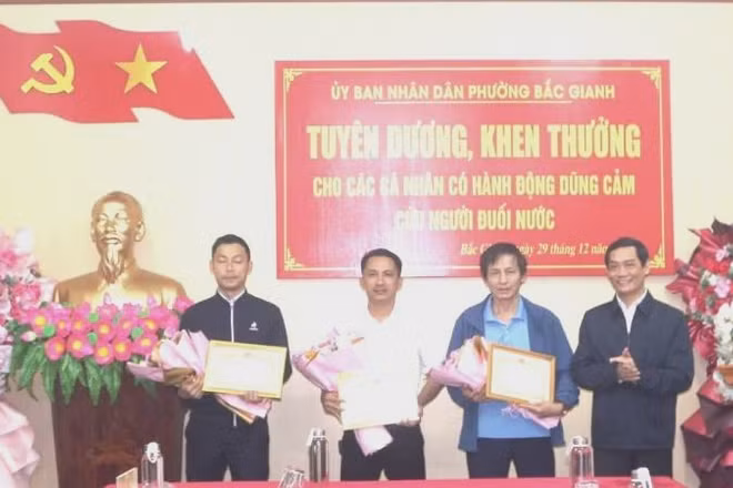 Chủ tịch Ủy ban nhân dân phường Bắc Gianh Nguyễn Văn Tình trao giấy khen cho 3 cá nhân dũng cảm cứu người bị nạn.