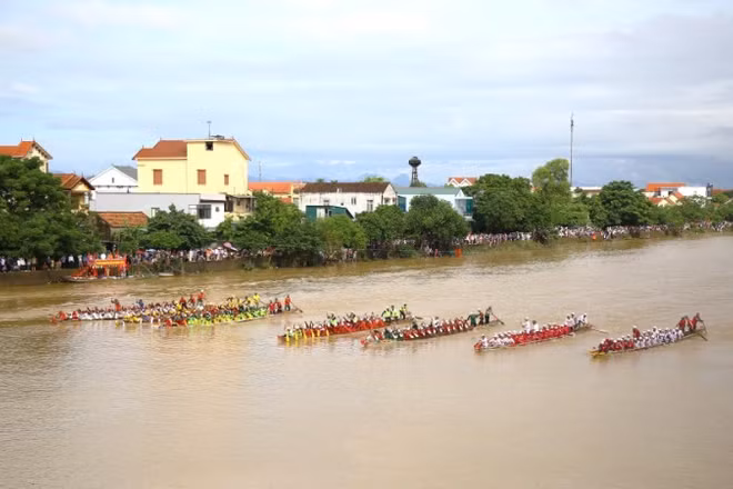 Các thuyền bơi nam vào điểm buông phao xuất phát. 