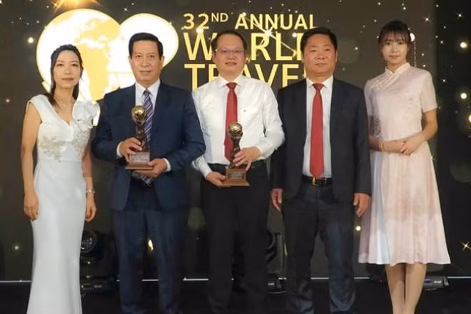 Lãnh đạo Vườn quốc gia Phong Nha-Kẻ Bàng vinh dự nhận cúp của WTA.