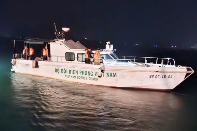 Lực lượng của Bộ đội Biên phòng tỉnh Quảng Trị tìm kiếm cứu nạn ngư dân trong đêm qua