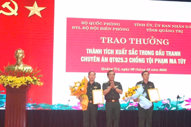 Trung tướng Lê Đức Thái, Tư lệnh Bộ đội Biên phòng thừa ủy quyền của lãnh đạo Bộ Quốc phòng trao thưởng cho Ban chuyên án.