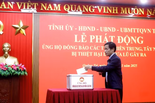 Bí thư Tỉnh ủy Nguyễn Văn Phương ủng hộ đồng bào miền trung, Tây Nguyên.