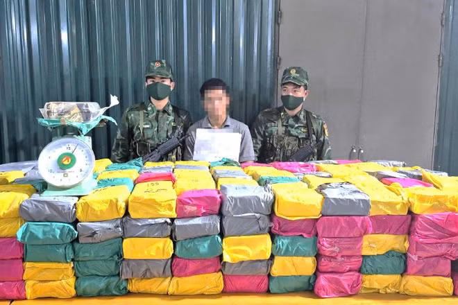 Một đối tượng người Lào vận chuyển ma túy bị bắt và tang vật là lượng ma túy "khủng" nhất từ trước tới nay ở phía bắc tỉnh Quảng Trị.