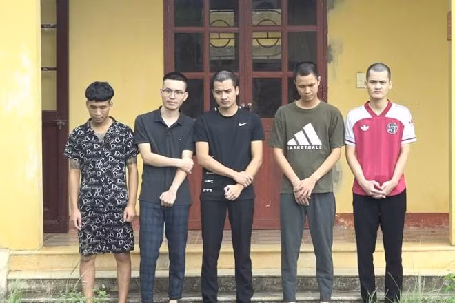 Các đối tượng làm giấy tờ giả bị khởi tố. (Ảnh: QV)