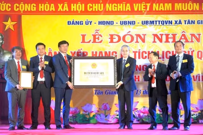 Đại diện Bộ Văn hóa, Thể thao và Du lịch trao quyết định xếp hạng Di tích cấp quốc gia Di tích lịch sử đền Song Trung và mộ 2 vị tướng quân cho xã Tân Gianh (Ảnh: HG)