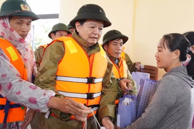 Phó Thủ tướng Mai Văn Chính thăm hỏi, động viên người dân thôn Hữu Tân, xã Ninh Châu, tỉnh Quảng Trị. (Ảnh: QV)