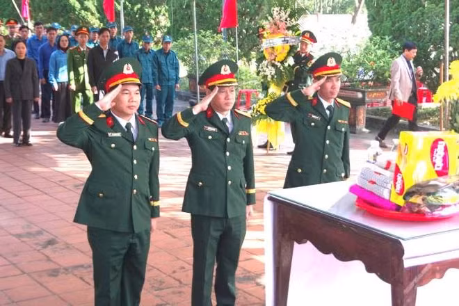 Đại biểu lực lượng vũ trang tỉnh Quảng Trị viếng các liệt sĩ tại Nghĩa trang Mai Thủy.