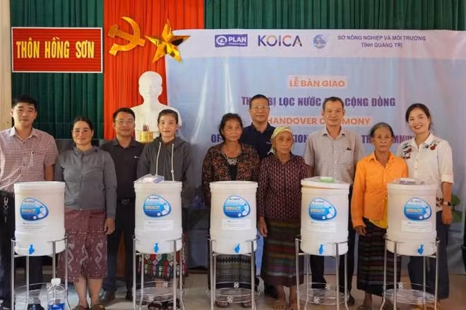Đồng bào Bru-Vân Kiều ở xã Trường Sơn nhận thiết bị lọc nước để phục vụ cuộc sống gia đình.