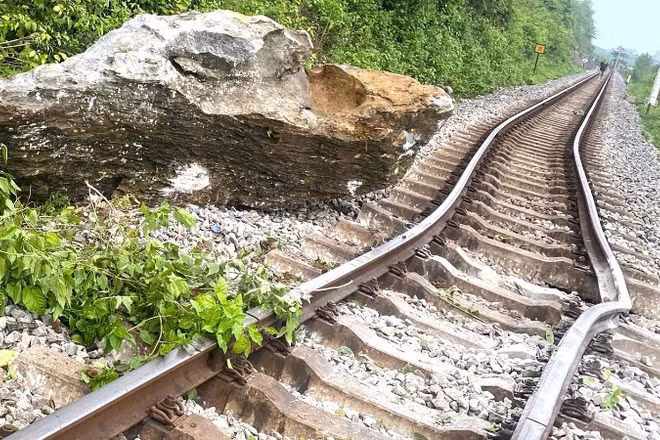 Đá trên núi lăn xuống làm hư hỏng đường sắt bắc-nam, khiến đường sắt bị ách tắc. (Ảnh: CTV)