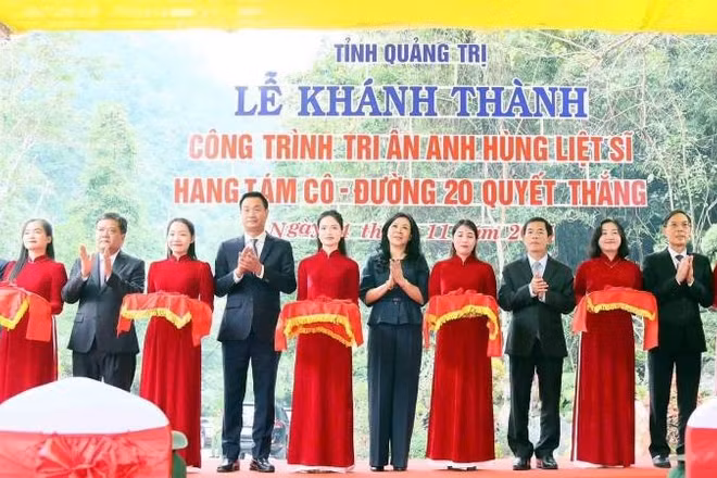 Các đại biểu cắt băng khánh thành công trình tôn tạo Di tích quốc gia đặc biệt hang Tám Cô.